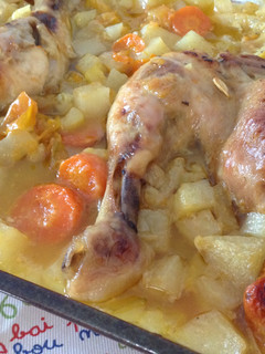 Una foto de Pollo asado con muchas verduritas
