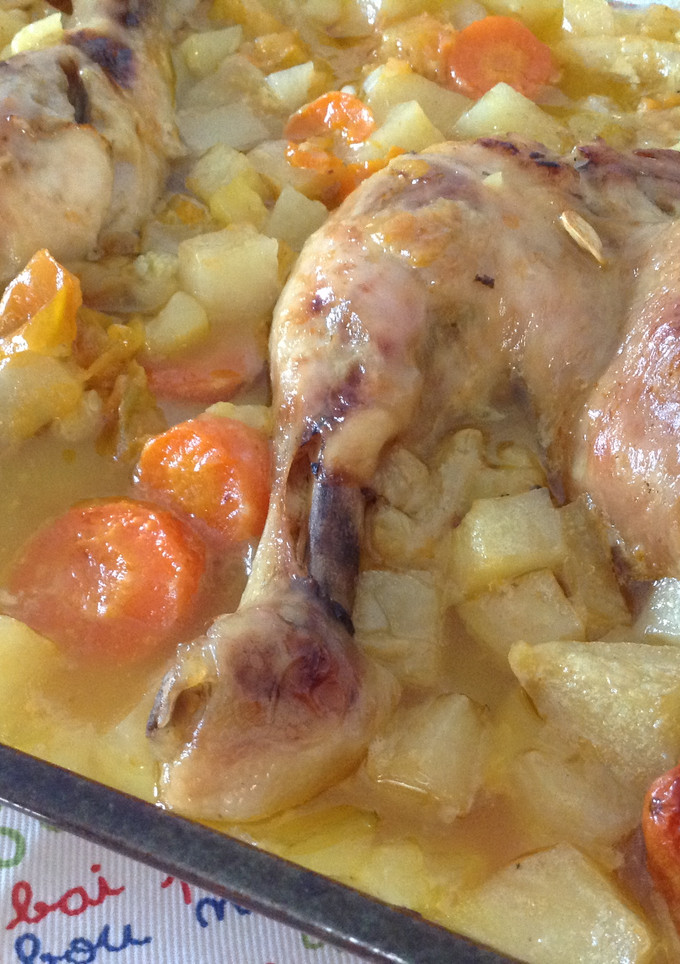 Una foto de Pollo asado con muchas verduritas