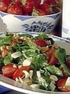 Una foto de Ensalada de espinacas, frutillas y palmitos