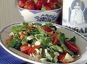 Una foto de Ensalada de espinacas, frutillas y palmitos