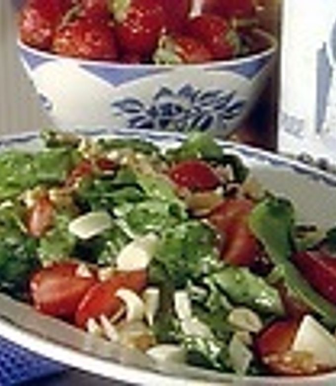 Una foto de Ensalada de espinacas, frutillas y palmitos