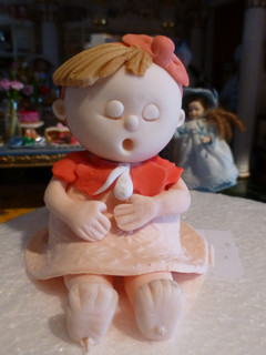 Una foto de Muñequita de fondant para tarta para niños