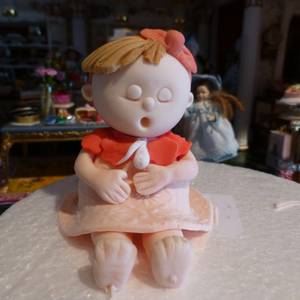 Muñequita de fondant para tarta para niños