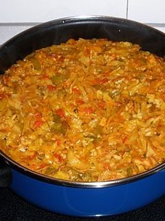 Una foto de Kimchi con arroz, verduras y bacalao