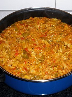 Una foto de Kimchi con arroz, verduras y bacalao