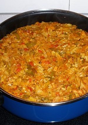 Una foto de Kimchi con arroz, verduras y bacalao