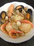 Merluza con almejas y gambas en olla AMC