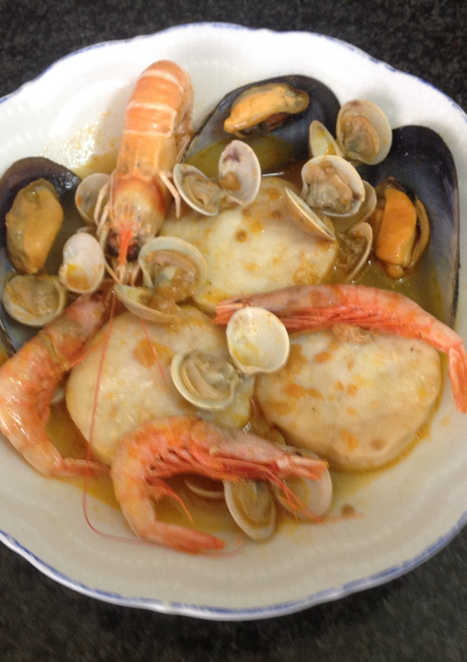 Una foto de Merluza con almejas y gambas en olla AMC