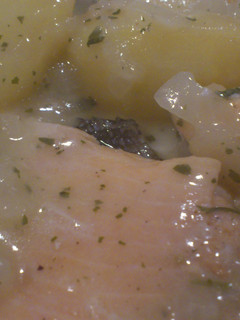 Una foto de Trucha asalmonada en salsa verde con patatitas