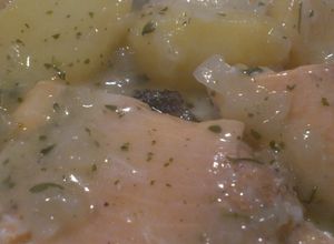 Una foto de Trucha asalmonada en salsa verde con patatitas