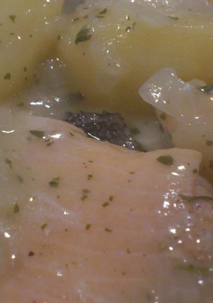 Una foto de Trucha asalmonada en salsa verde con patatitas