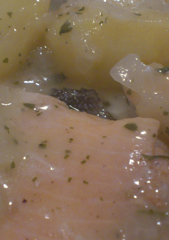 Una foto de Trucha asalmonada en salsa verde con patatitas