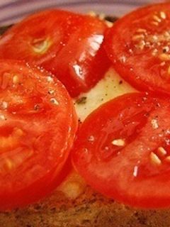 Una foto de Cheese and tomato on toast