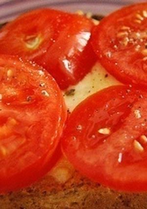 Una foto de Cheese and tomato on toast