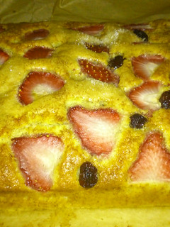 Una foto de Bizcocho casero con fresas, arándanos y muy saludable