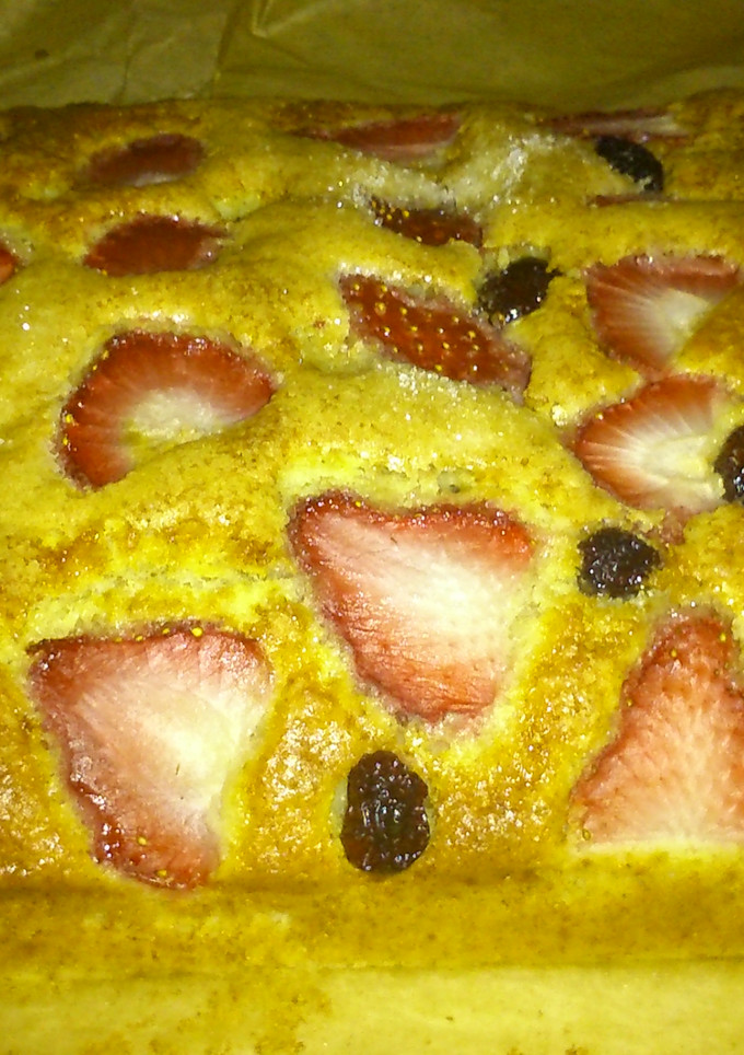 Una foto de Bizcocho casero con fresas, arándanos y muy saludable