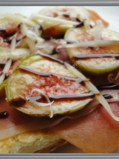 Una foto de Tosta hojaldrada de jamón e higos