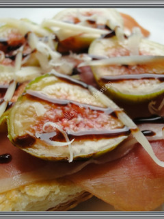 Una foto de Tosta hojaldrada de jamón e higos