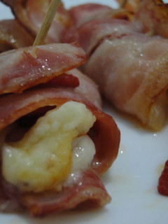 Una foto de Pintxo de bacón, pimientos y queso