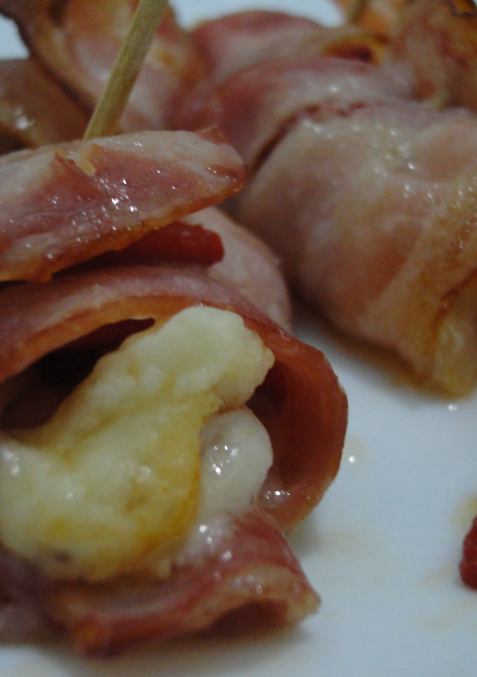 Una foto de Pintxo de bacón, pimientos y queso