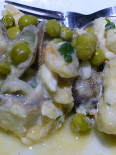 Una foto de Merluza con gambas y almejas