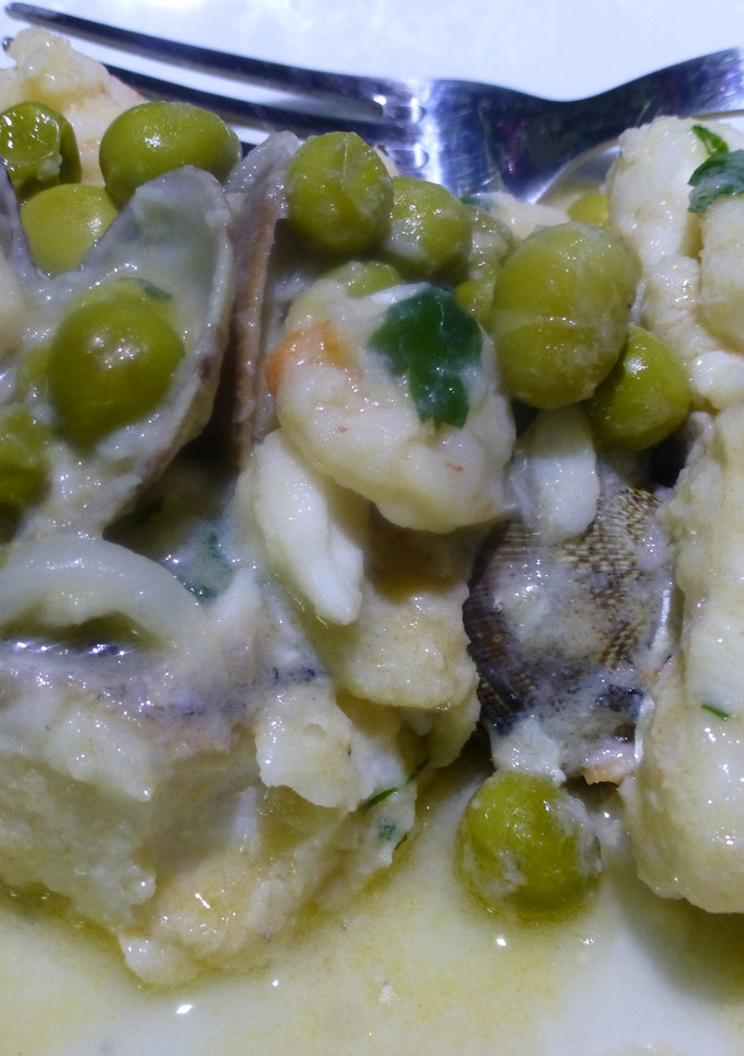 Una foto de Merluza con gambas y almejas