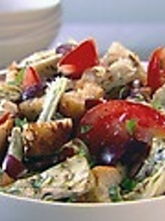 Una foto de Panzanella de alcachofas y tomates