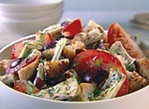 Una foto de Panzanella de alcachofas y tomates