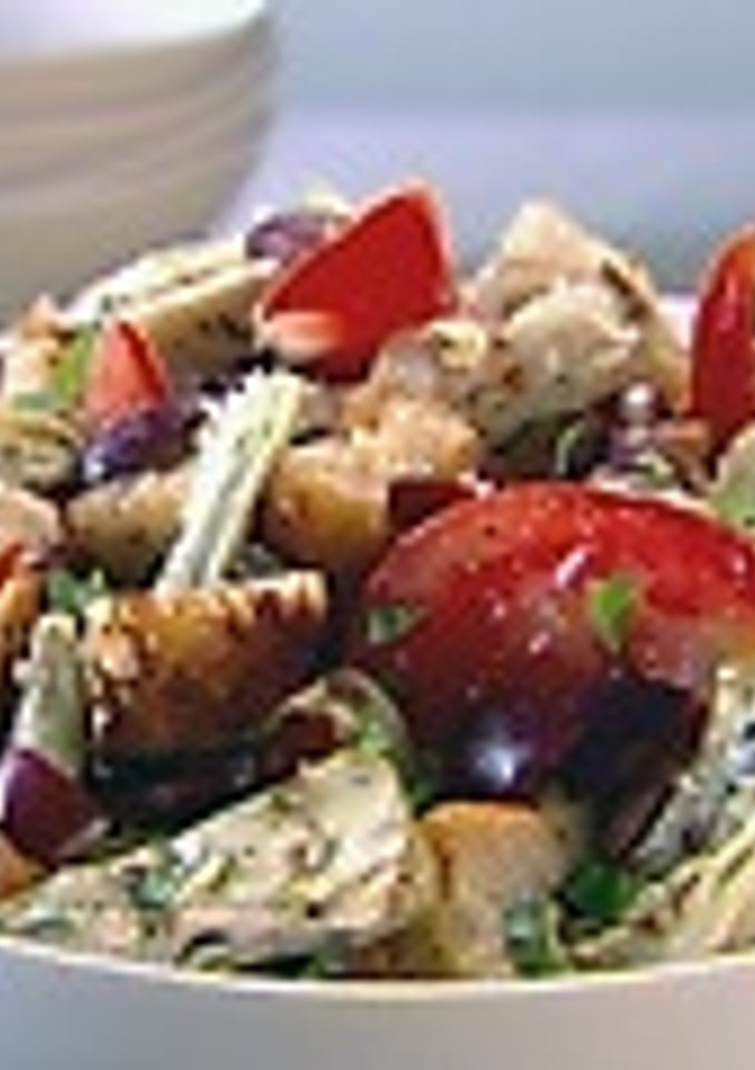 Una foto de Panzanella de alcachofas y tomates