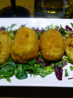Una foto de Croquetas de merluza, gambas y almejas