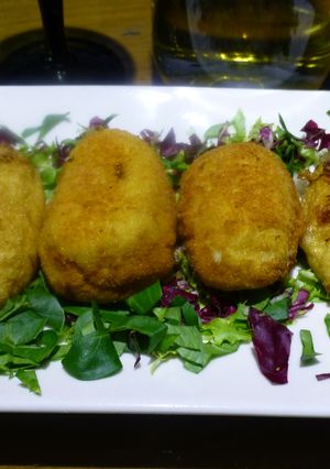 Una foto de Croquetas de merluza, gambas y almejas