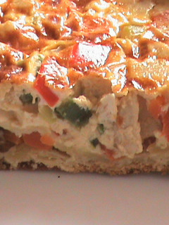 Una foto de Quiche de pollo con verduras