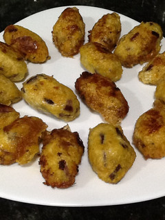Una foto de Croquetas de pollo, cebolla morada y harina de garbanzos