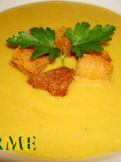 Una foto de Crema de calabaza y plátano al curry
