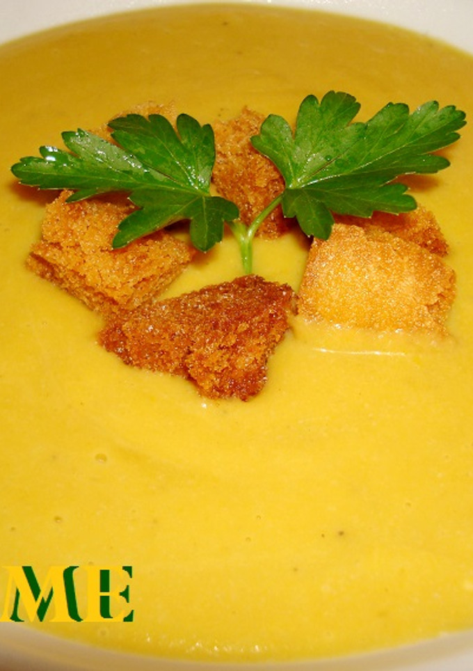 Una foto de Crema de calabaza y plátano al curry