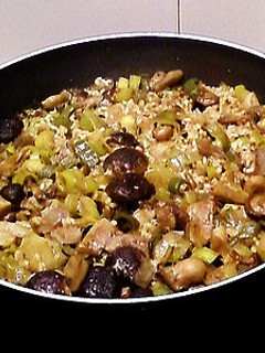 Una foto de Wok de arroz con setas, puerros y ciruelas pasas