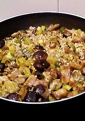 Una foto de Wok de arroz con setas, puerros y ciruelas pasas