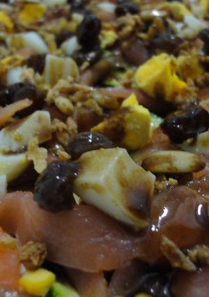 Una foto de Ensalada de salmón y calabacín