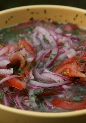 Una foto de Curtido de cebolla y tomate