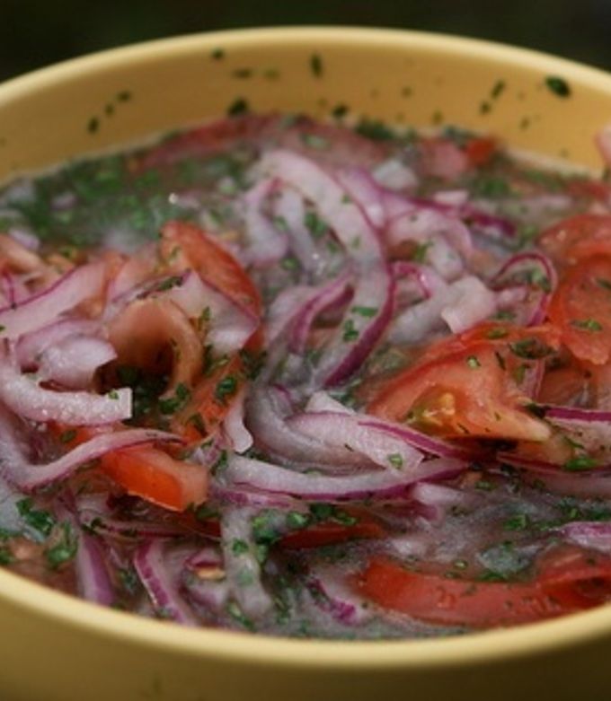 Una foto de Curtido de cebolla y tomate