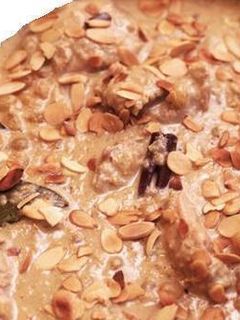 Una foto de Pollo cremoso al curry con almendras y pasas