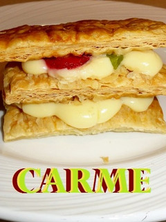 Una foto de Milhojas de hojaldre con crema pastelera y frutas