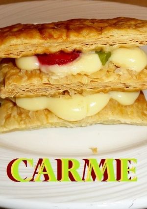 Una foto de Milhojas de hojaldre con crema pastelera y frutas