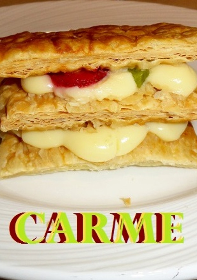 Una foto de Milhojas de hojaldre con crema pastelera y frutas