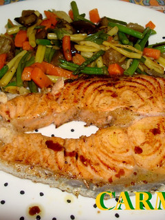 Una foto de Salmón a la plancha con verduras salteadas