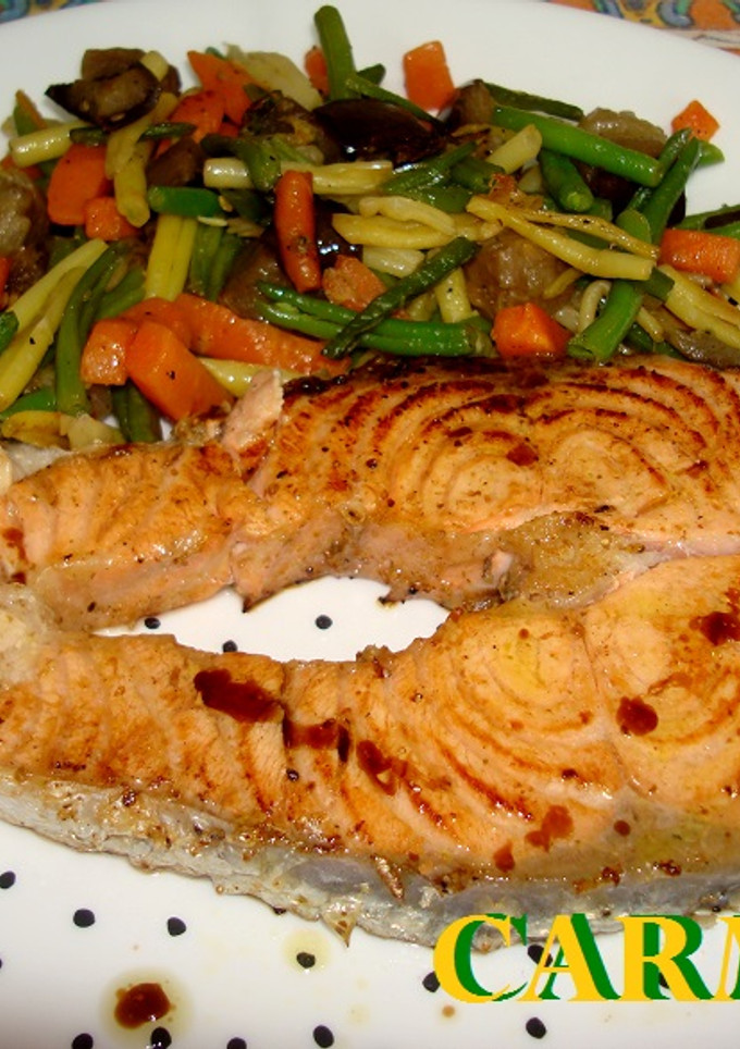 Una foto de Salmón a la plancha con verduras salteadas