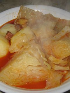 Una foto de Col con patatas y refrito