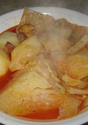 Una foto de Col con patatas y refrito