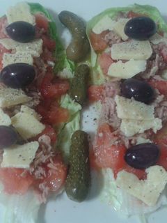 Una foto de Ensalada en cama de lechuga