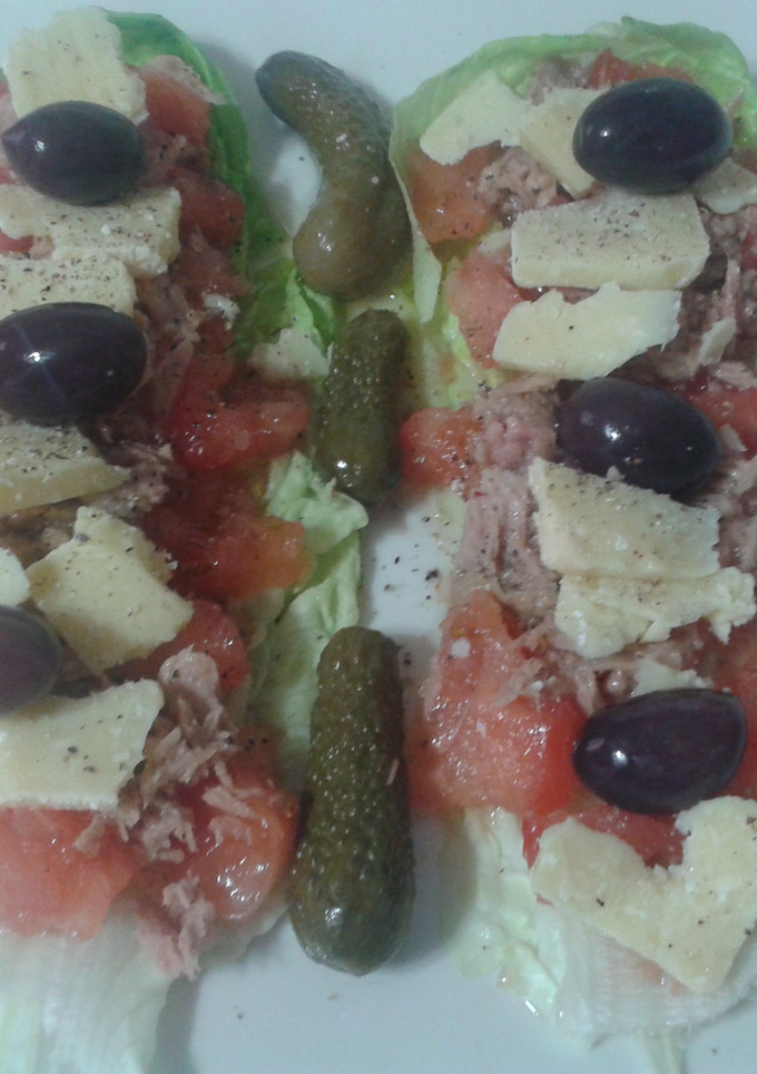 Una foto de Ensalada en cama de lechuga